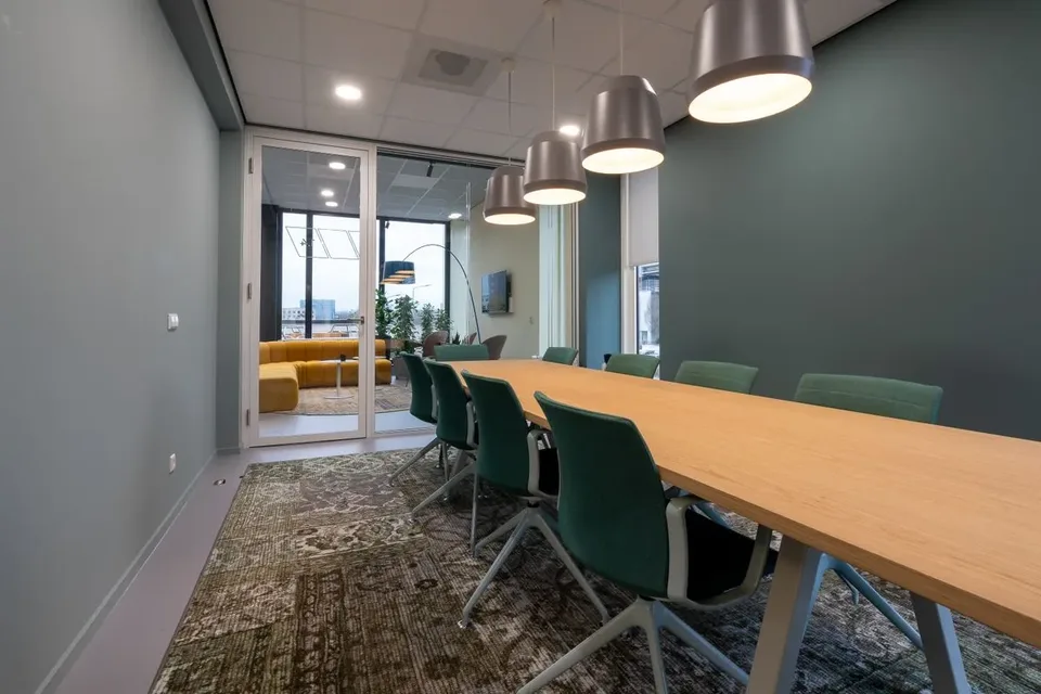 Salle de réunion contemporaine avec table et fauteuils