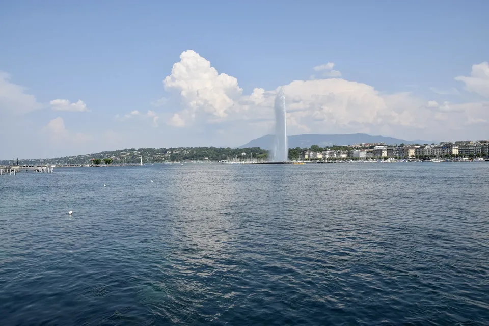 Jet d’Eau de Genève vu depuis la rive